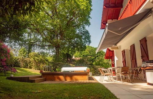 Ustaritz House | Chambre privative dans maison avec psicine
