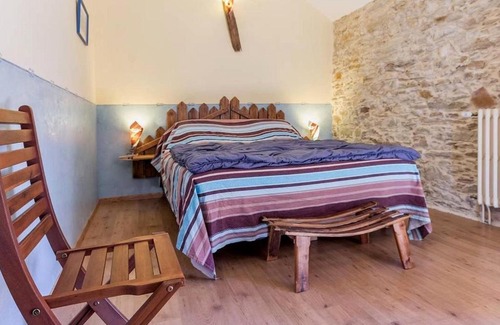 Bouvron Bed & Breakfast | Chambre rustique avec lit king-size, cheminée, petit-déjeuner et équipements pour enfants à Bouvron - FR-1-306-1249