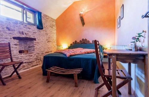Bouvron Bed & Breakfast | Chambre rustique avec lit king-size, cheminée, petit-déjeuner et équipements pour enfants à Bouvron - FR-1-306-1249