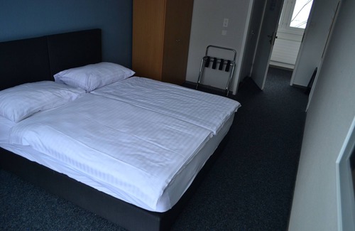 Les Brenets Hotel | Chambre, Salle de Bains Privé Devant le Lac, Parking et Wifi Gratuite