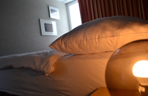 Les Brenets Hotel | Chambre, Salle de Bains Privé Devant le Lac, Parking et Wifi Gratuite
