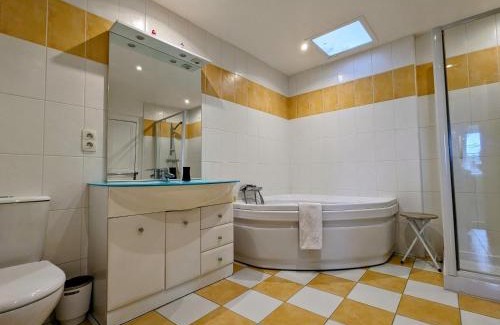 Chateauroux Bed & Breakfast | Chambre spacieuse pour 4 pers. avec SDB privée et PDJ inclus à Châteauroux - FR-1-591-388