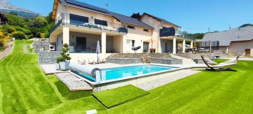 Prunieres Apartment | Chambre vue lac av piscine