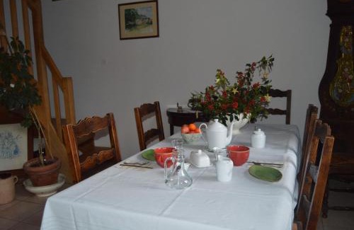 Montchevrier Bed & Breakfast | Chambres confortables et jardin ombragé dans une ferme du XIXème siècle près de Châteauroux - FR-1-591-699