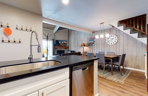 Mammoth Lakes Condo | Chamonix #70 | Year-Round Outdoor Activities Nearby