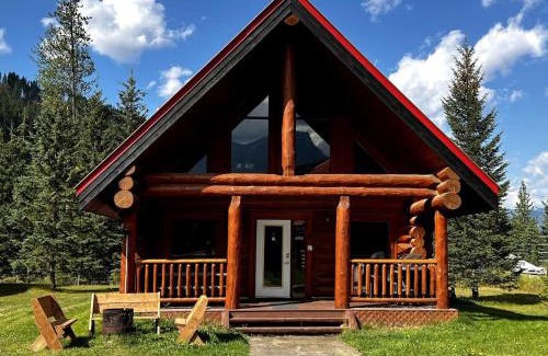 Golden House | Chancellor Peak 1BR and Loft Wooden Cabin near Lake Louise