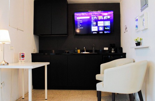 Ponce Centro Apartment | Chandelier 202