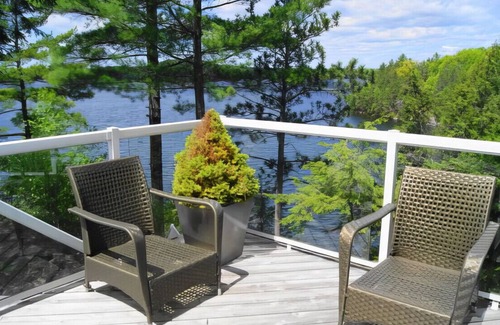 North Kawartha House | Chandos Lake Magic: Stunning Vistas, Beauty, and Sunsets