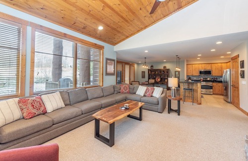 McHenry House | Changes in Altitude: Ski In/Ski Out, Hot Tub, Shared Fire Pit!