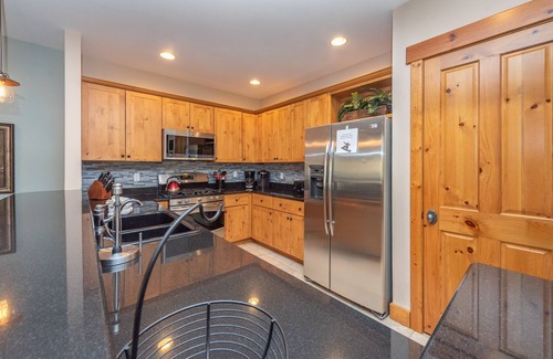 McHenry House | Changes in Altitude: Ski In/Ski Out, Hot Tub, Shared Fire Pit!
