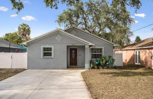 Tampa House | Channel Side Down Town Tampa Ybor Palmetto Beach with pickle ball court