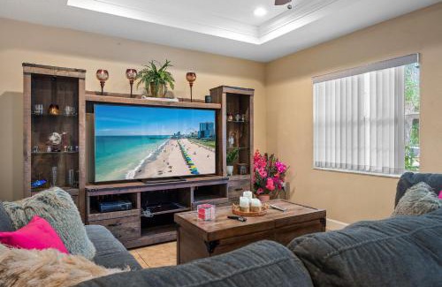 Tampa House | Channel Side Down Town Tampa Ybor Palmetto Beach with pickle ball court