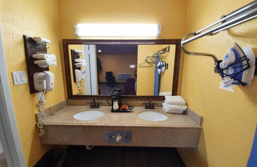 Hallettsville Hotel | Chaparral Motel