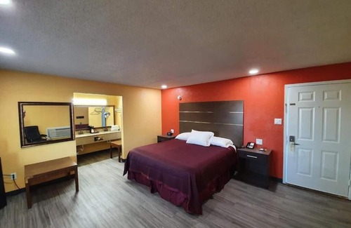 Hallettsville Hotel | Chaparral Motel