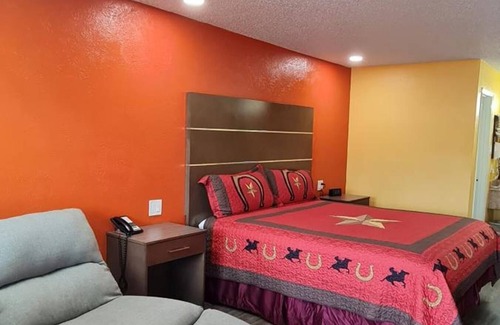 Hallettsville Hotel | Chaparral Motel
