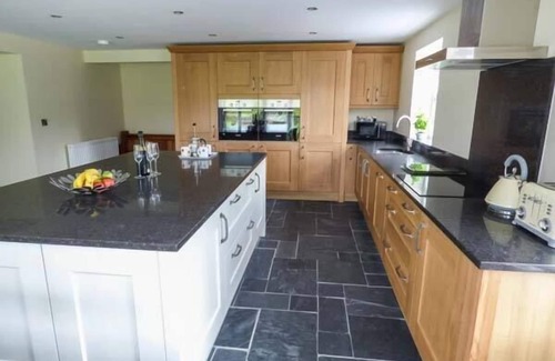 Elim Cottage | CHAPEL HOUSE, pet friendly, character holiday cottage in Llanddeusant