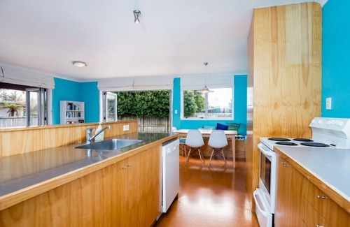 Matarangi House | Character Beach Property -Fully fenced open plan, Wifi, pet and family friendly.