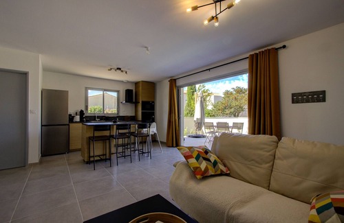 Suze-la-Rousse Villa | Chardonnay - new villa with private pool in the heart of the village - sleeps 4