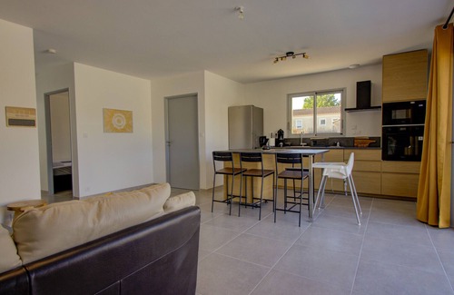 Suze-la-Rousse Villa | Chardonnay - new villa with private pool in the heart of the village - sleeps 4