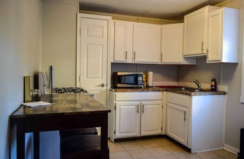 Lancaster House | Charismatic Downtown Apartment