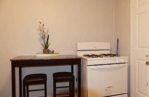 Lancaster House | Charismatic Downtown Apartment