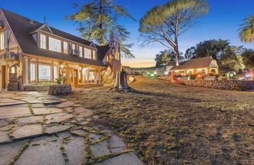 Newhall House | Charlie - Six Flags, Universal, LAX, Priv. Studio