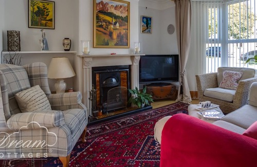 Isle of Portland Cottage | CHARLTON HOUSE, pet friendly, with a garden in Easton, Portland