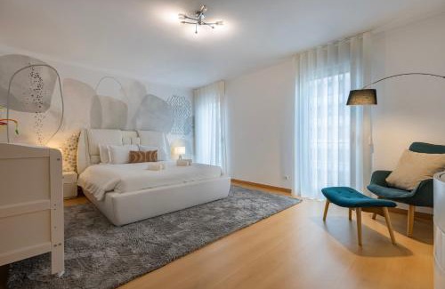 Lumiar Apartment | Charm 3BDR Apartment W/Balcony by LovelyStay