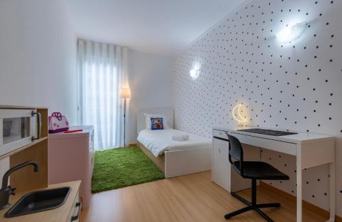 Lumiar Apartment | Charm 3BDR Apartment W/Balcony by LovelyStay