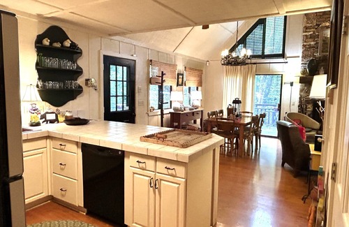 Highlands Cabin | Charm Abounds at Pinetops