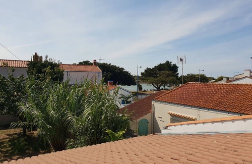 LʼAiguillon-sur-Mer House | Charming Apartment with Rooftop Terrace and Modern Amenities near Beach and Shops