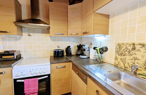 Saint-Hilaire-sur-Benaize Cottage | Charming Countryside Retreat: Cozy 1BR Cottage with Private Courtyard and Bike Trails Nearby
