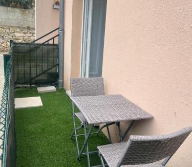 Bourg-Saint-Andeol Apartment | Charmant appartement rénové