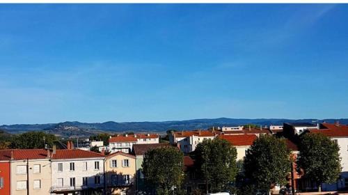 Issoire Apartment | Charmant F2 centre Issoire avec jolie Vue Sancy et Livradois- WiFi