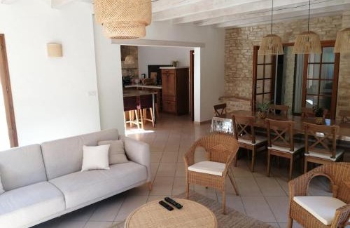 Saint-Benoit-de-Carmaux House | Charmant gîte de Lacrouzette avec piscine chauffée