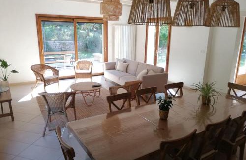 Saint-Benoit-de-Carmaux House | Charmant gîte de Lacrouzette avec piscine chauffée