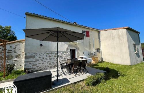 Beaufou House | Charmant Gîte à Beaufou avec Terrasse Privée - FR-1-426-581
