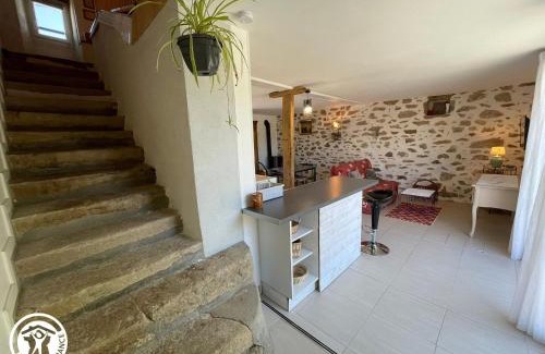 Beaufou House | Charmant Gîte à Beaufou avec Terrasse Privée - FR-1-426-581