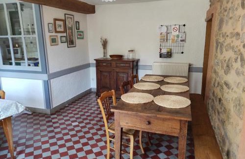 Renaison House | Charmant gîte avec cheminée, jardin et animaux acceptés à Renaison - FR-1-496-257