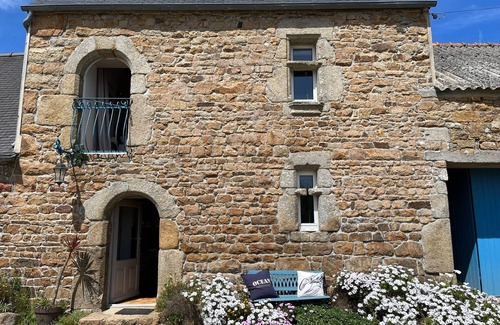 Plougasnou House | Charmant Gîte de 5 Places Dans un Manoir du XVI ème Siècle. Animaux Bienvenus