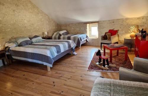 Charroux House | Charmant Gîte en Pierre à Charroux avec Terrasse - FR-1-489-567
