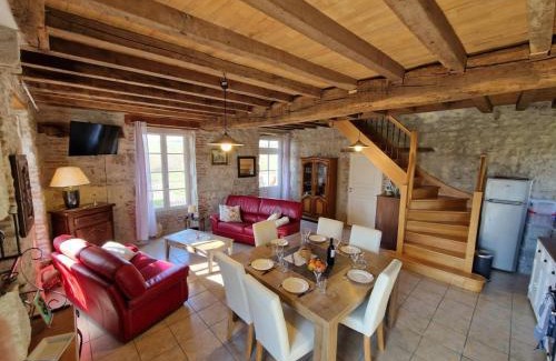 Charroux House | Charmant Gîte en Pierre à Charroux avec Terrasse - FR-1-489-567