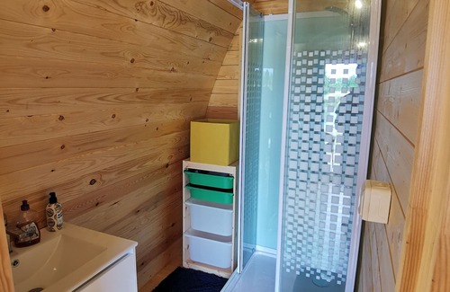 Nielles-les-Ardres Cabin | Charmant POD en Bois Près D'un Plan D'eau