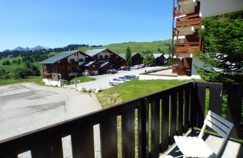 Les Saisies Apartment | Charmant studio alcôve Les Saisies - 4 pers, proche centre, balcon - FR-1-594-144