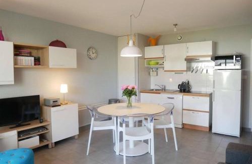 Etel Apartment | Charmant T2 à Étel - 40m² avec Wifi, Terrasse & Parking, près du port et des plages - FR-1-479-34