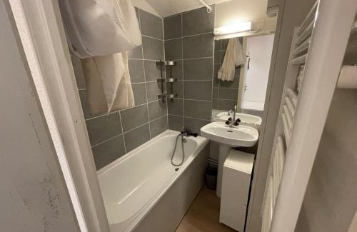 Laveissiere Apartment | Charmant T2 cabine au Lioran, balcon sud-est, 4 personnes - FR-1-787-98