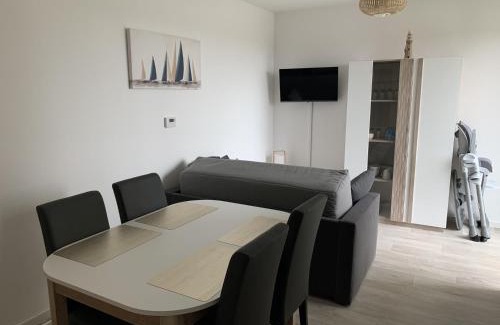 Fort-Mahon-Plage Apartment | Charmant T2 en centre-ville avec balcon, parking privé et équipements bébé à Fort-Mahon-Plage - FR-1-482-99