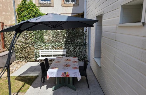 Epinal Apartment | Charmant T2 rénové avec cour privée - centre d'Épinal, proche gare et commodités - FR-1-589-265