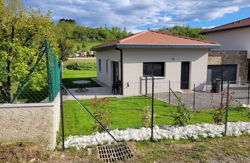 Brie-et-Angonnes House | Charmante Maison Individuelle à la Campagne
