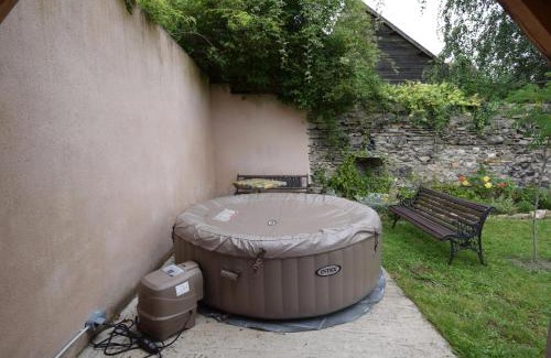 Souvigny House | Charmante maison à Souvigny avec jacuzzi